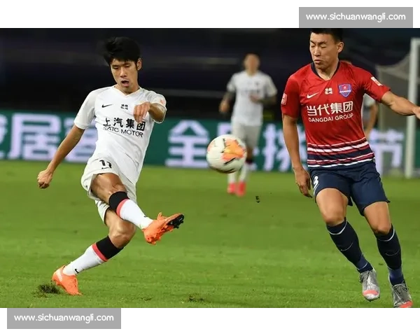 上港对阵重庆进球大战回顾攻防转换引爆全场激情赛场焦点精彩瞬间全解析